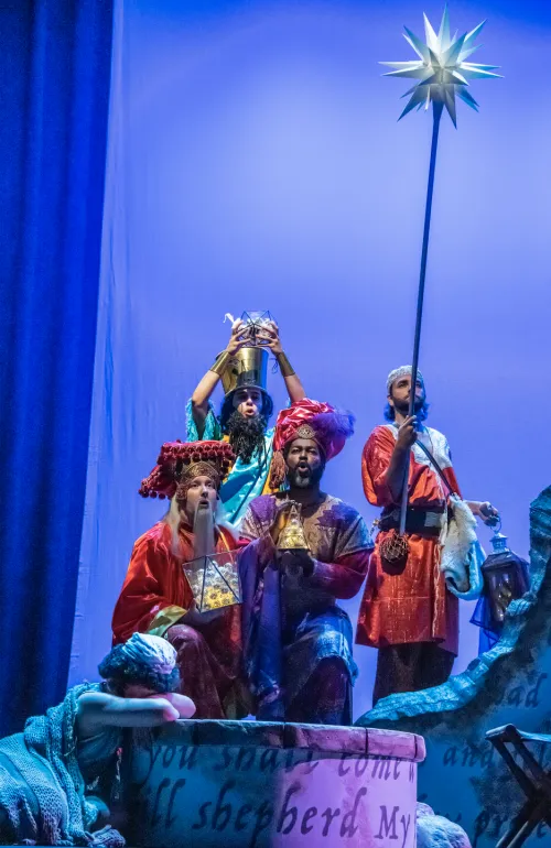 3 wise men holding a star