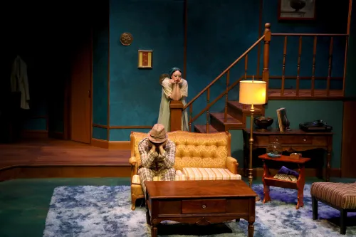 Mirrored pouting images